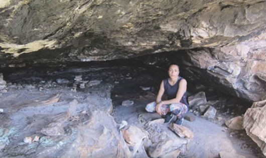 Christina Rickardsson quay lại hang động nơi cô và mẹ từng trú ẩn trong 5 năm