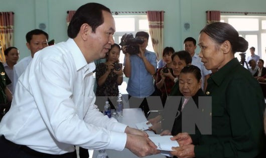 Chủ tịch nước Trần Đại Quang tặng quà cho người dân (TTXVN)