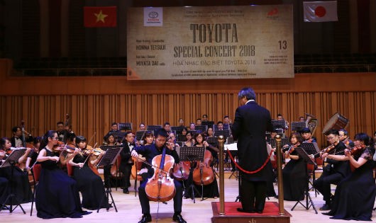 Nhạc trưởng Honna Tetsuji, nghệ sĩ cello đến từ Nhật Bản Dai Miyata cùng Dàn nhạc giao hưởng Việt Nam 