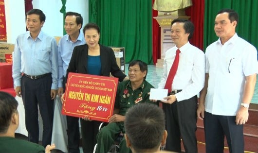 Chủ tịch Quốc hội Nguyễn Thị Kim Ngân tặng quà tại Trung tâm Điều dưỡng Thương binh Duy Tiên.