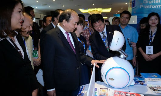 Thủ tướng Chính phủ tham quan Triển lãm trưng bày công nghệ thông tin