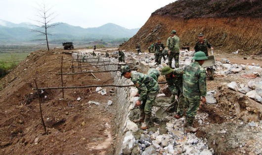 Bộ đội làm đường 30-4 tại Lục Ngạn (Bắc Giang)- công trình kết hợp kinh tế với quốc phòng