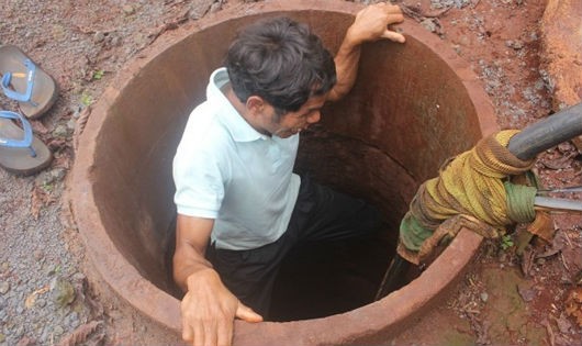 Dù bị mù nhưng gần 20 năm qua, anh Gih sống bằng nghề đào giếng