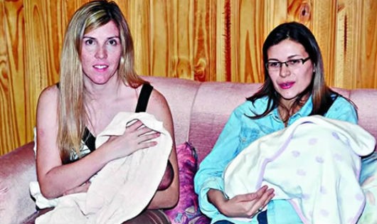 Lorena Gerbeno (trái) và Veronica Tejada khi phát hiện ra bị trao nhầm con. 