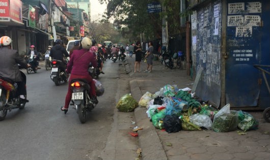 Rác thải tràn lan trên các tuyến phố Hà Nội