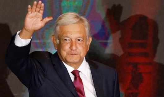 Tổng thống đắc cử Andres Manuel Lopez Obrador vẫy tay chào người ủng hộ sau cuộc bầu cử tại Mexico City ngày 1/7