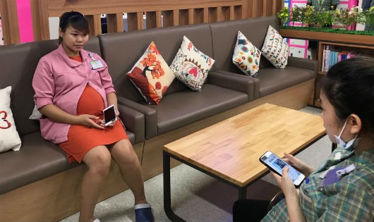 Lao động mang thai được nghỉ ngơi tại phòng Mommy room của Sam sung Việt Nam