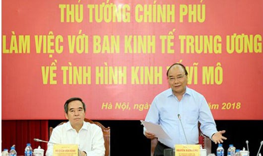 Thủ tướng Nguyễn Xuân Phúc và Trưởng Ban Kinh tế Trung ương Nguyễn Văn Bình chủ trì buổi làm việc.