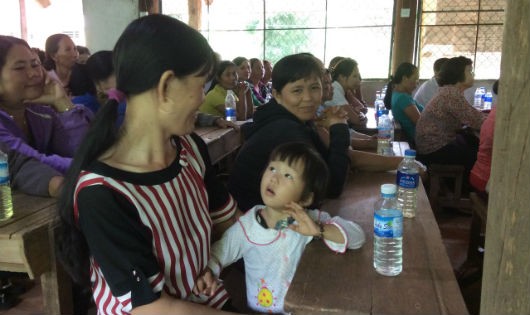 Mẹ con chị Hường tại cuộc họp thành viên chuẩn bị ra mắt Hợp tác xã kinh doanh chăn nuôi dê Hiệp Thành