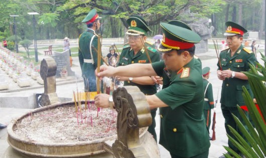 Thượng tướng Lê Chiêm cùng đoàn công tác dâng hương tại Nghĩa trang liệt sĩ Quốc gia Trường Sơn