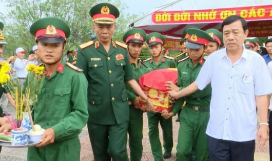 Các hài cốt liệt sĩ được đưa về an táng tại Nghĩa trang liệt sĩ huyện Cam Lộ