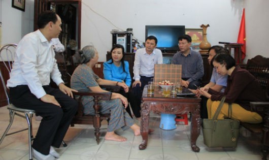 Bộ trưởng Bộ Y tế cùng đoàn công tác tới thăm và tặng quà gia đình o du kích nhỏ Nguyễn Thị Kim Lai 