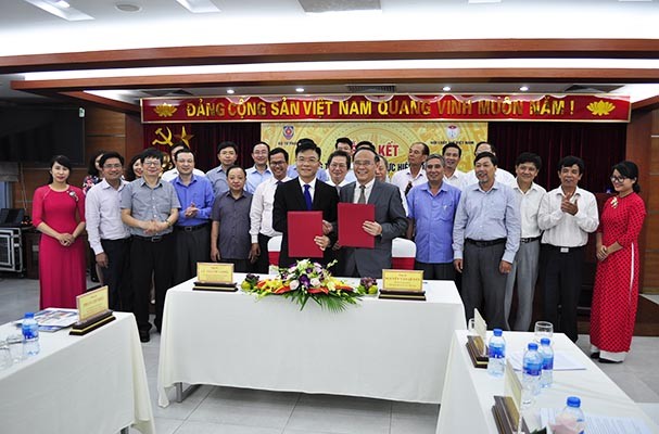 Bộ trưởng Lê Thành Long và Chủ tịch Hội Luật gia Việt Nam Nguyễn Văn Quyền ký kết Chương trình  phối hợp