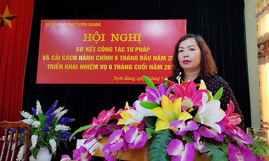 Bà Nguyễn Thị Thược, Giám đốc Sở Tư pháp Tuyên Quang phát biểu tại hội nghị