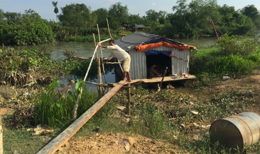 Một gia đình nông dân Long Hưng mất đất, phải dựng lều trên sông sinh sống (Hình chụp ngày 30/3/2018)