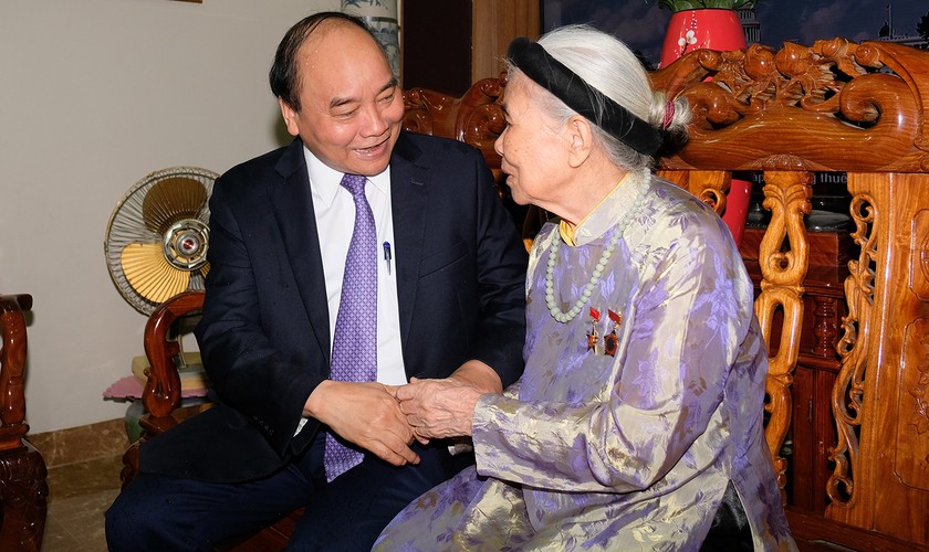 Thủ tướng Nguyễn Xuân Phúc thăm Mẹ Việt Nam Anh hùng Nguyễn Thị Tẹo ở thị xã Sơn Tây. Ảnh: VGP/Quang Hiếu
