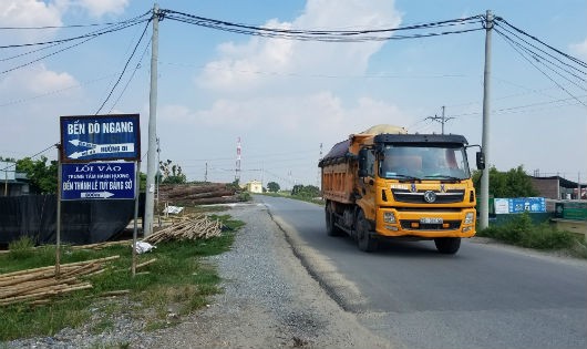 Xe chở VLXD với “nóc” cao vút chạy trên đê thuộc địa phận huyện Thường Tín