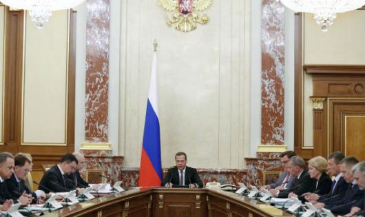 Thủ tướng Nga Dmitry Medvedev chủ trì cuộc họp của chính phủ ngày 14/6/2018 về việc nâng tuổi về hưu