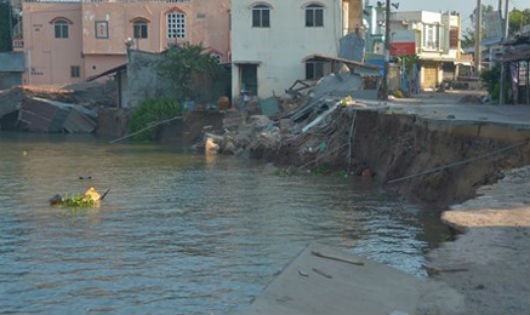 Sạt lở tại Vàm Nao, tỉnh An Giang làm hơn chục căn nhà trôi sông