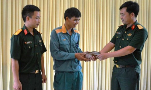 Anh Lê Hùng Cường nhận lại tiền và giấy tờ từ Thượng úy Hoàng Văn Siến và Trung úy QNCN Đào Văn Hoàn