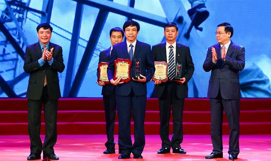 Phó Thủ tướng Vương Đình Huệ (bìa phải) trao giải thưởng cho đại diện một số công trình đặc biệt  tiêu biểu xuất sắc.