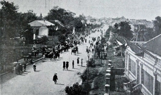 Con đường chính của Hà Nội bên hồ Gươm năm 1900