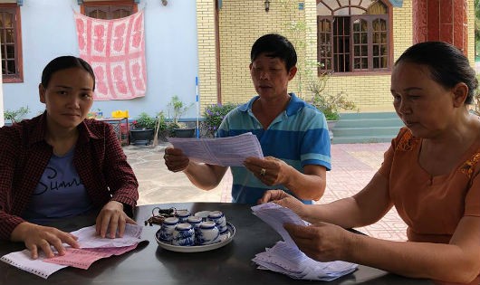 Các hộ dân tổ 11, khu phố Tân Hạnh, phường Phú Mỹ phản ánh về việc tiền điện tăng cao bất thường sau khi thay công tơ điện mới.
