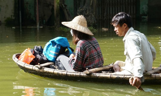 Thuyền là phương tiện duy nhất phục vụ nhu cầu đi lại của bà con trong xã Nam Phương Tiến những ngày ngập úng.
