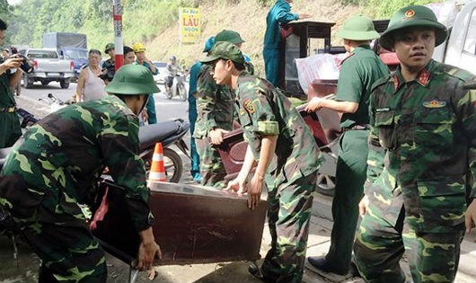 Lực lượng vũ trang tỉnh Hòa Bình đã di dời toàn bộ tài sản của 35 hộ dân ra khu vực an toàn.