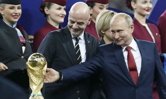 Tổng thống Putin tươi cười vì tổ chức Cúp Bóng đá Thế giới thành công vượt bậc