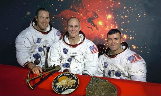 3 phi hành gia của tàu Apollo 13 trở về an toàn. 
