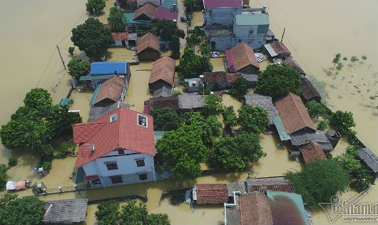 Trận mưa kéo dài khiến toàn bộ khu vực Bùi Xá (thị trấn Xuân Mai, Chương Mỹ, Hà Nội) ngập trong biển nước