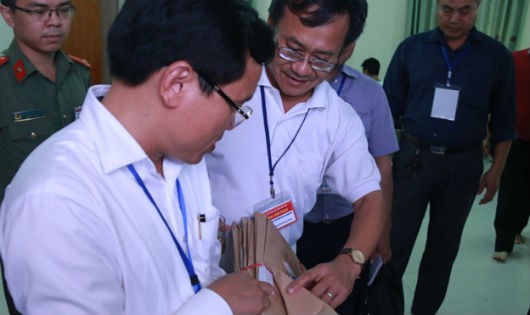 Ông Nguyễn Quang Vinh, Tổ trưởng tổ chấm trắc nghiệm Hội đồng thi tỉnh Hòa Bình (giữa) báo cáo với Tổ công tác Bộ GD-ĐT kiểm tra công tác chấm thi tại tỉnh Hòa Bình đầu tháng 7/2018.