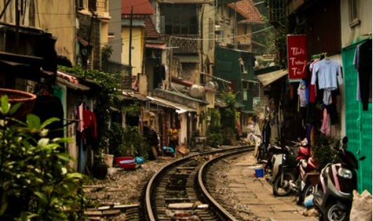 Một đoạn đường sắt “trong lòng” khu dân cư ở Hà Nội.