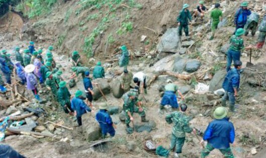 Lực lượng cứu hộ, cứu nạn triển khai đào bới trên khu vực hàng trăm m2 nơi xảy ra vụ sạt lở đất để tìm người mất tích