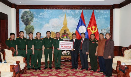 Thượng tướng Trần Đơn trao 50.000 USD của Bộ Quốc phòng Việt Nam hỗ trợ Chính phủ và nhân dân Lào