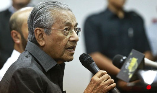 Thủ tướng Malaysia Mahathir Mohamad cho rằng: “Hầu hết các quan chức hàng đầu trong chính phủ đều tham nhũng”