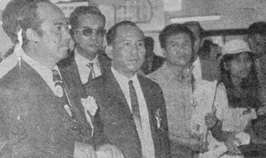 Ông Nguyễn Tấn Đời (ngoài cùng bên trái) trong buổi dự lễ khánh thành xưởng ráp máy thu thanh và truyền hình tại Thủ Đức