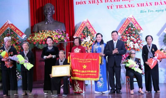 Chủ tịch Quốc hội Nguyễn Thị Kim Ngân trao danh hiệu Anh hùng Lực lượng vũ trang nhân dân cho Hội Phụ nữ giải phóng - Đội quân tóc dài thời kỳ Đồng khởi của tỉnh Bến Tre