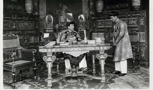  Vua Khải Định trong phòng riêng năm 1919