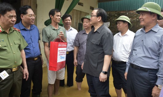 Bí thư Thành ủy Hà Nội Hoàng Trung Hải thăm hỏi người dân ở xã Nam Phương Tiến.  (Ảnh: Cổng TTĐT  TP)