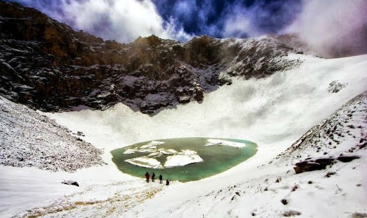 Hồ Xương Người trên đỉnh Himalaya. 
