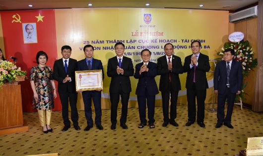 Thừa ủy quyền của Chủ tịch nước, Bộ trưởng Lê Thành Long trao Huân chương Lao động Hạng 3 cho Cục KH-TC.