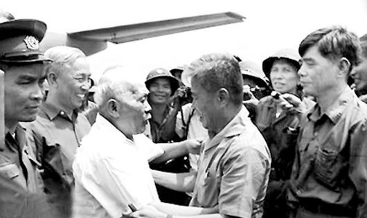 Chủ tịch Tôn Đức Thắng đến Sài Gòn dự lễ mừng chiến thắng vĩ đại của dân tộc vào sáng 13/5/1975