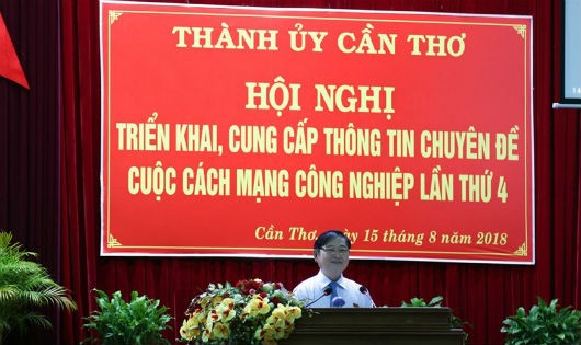 Ông Phan Xuân Dũng, Chủ nhiệm Ủy ban Khoa học, Công nghệ và Môi trường của Quốc hội phát biểu tại Hội nghị