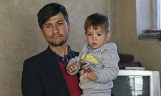 Poya, ông bố người Afghanistan và con trai Donald Trump 18 tháng tuổi.