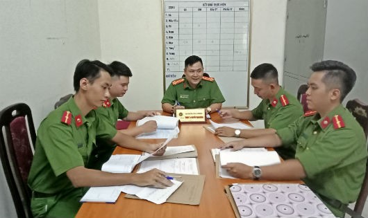 Trung tá Nguyễn Mạnh Hùng, Phó Trưởng Công an phường Thượng Đình chia sẻ kinh nghiệm với các chiến sĩ trẻ