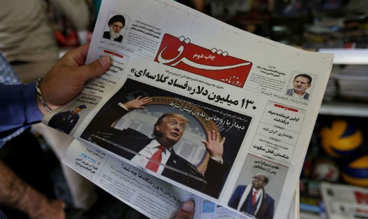 Người dân Iran theo dõi tin tức về lệnh trừng phạt của Mỹ