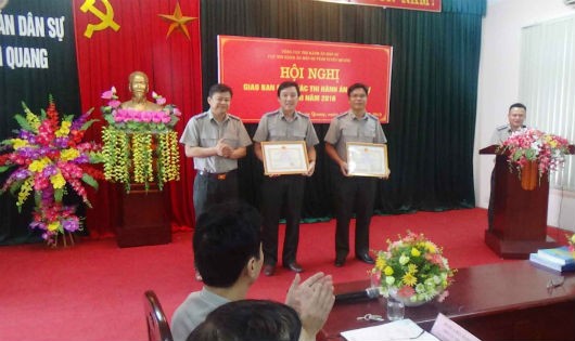 Đồng chí Nguyễn Tuyên, Cục trưởng trao Giấy khen  của Tổng Cục trưởng Tổng cục THADS cho tập thể và cá nhân đã có thành tích xuất sắc trong phong trào thi đua đợt cao điểm.