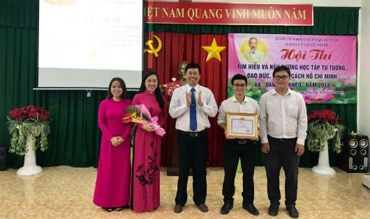 Ông Viên Hồng Tiến - Giám đốc Sở Tư pháp tỉnh Đồng Nai trao giải cho Đội đạt giải nhất Hội thi tìm hiểu và nêu gương học tập tư tưởng, đạo đức, phong cách Hồ Chí Minh và dân vận khéo năm 2018. 